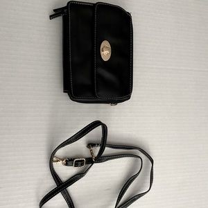 Just a simple plain black purse just getting rid of stuff that I don’t need 😌.